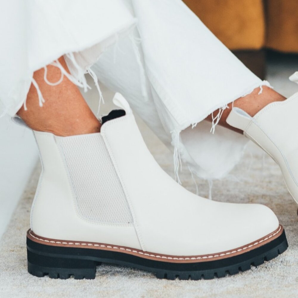 new Aqua Diva Water Resistant Leather Chelsea Boots